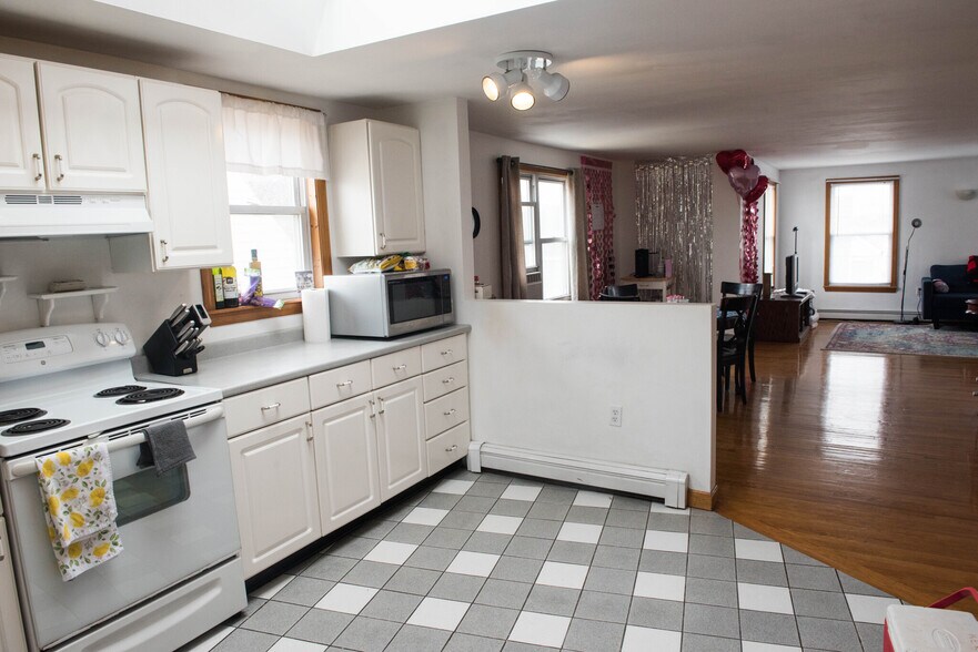 Primary Photo - 66 Brooks St