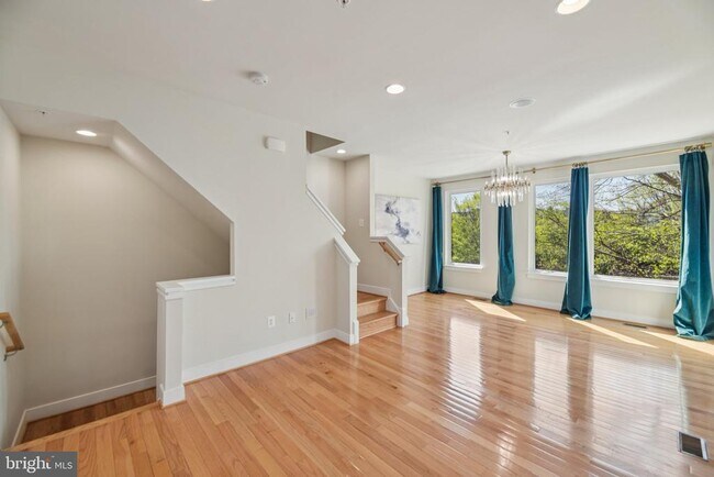 Building Photo - 5627 45th Ave