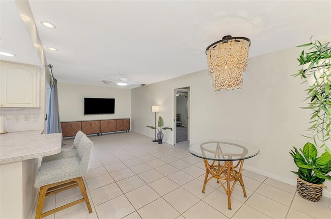 Building Photo - 2221 Pine View Cir