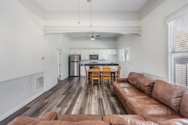 Building Photo - 2319 W Aileen St