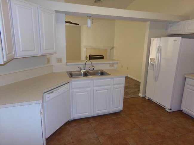 Building Photo - Nice 3/2 in convenient location