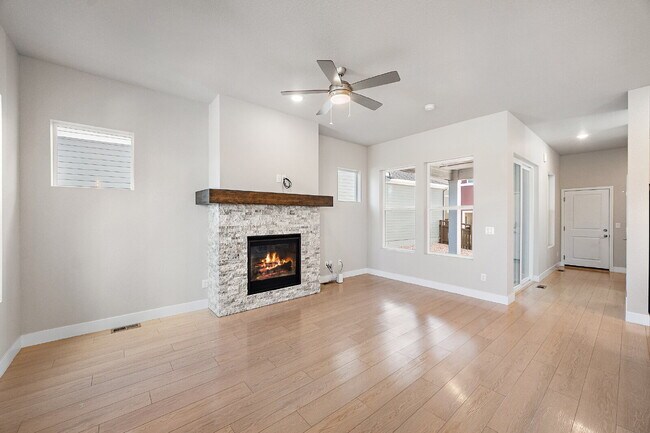 Building Photo - Modern 4 Bedroom, 2 Bathroom Westside Home with Balcony Views of Garden of the Gods!