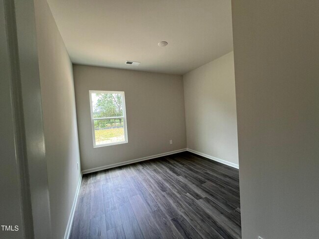 Building Photo - 327 White Birch Ln