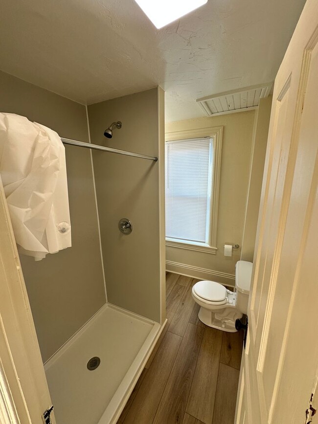 Building Photo - Top Floor, Renovated 1 Bedroom Apartment-York City SD