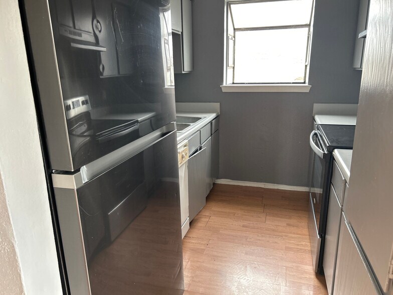 Building Photo - Room in Apartment on West Loop