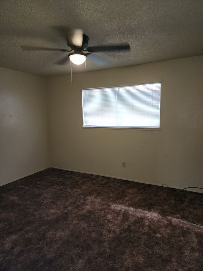 Building Photo - 3 Bedroom, 2 Bathrooms, 2 Car Garage, Den/...