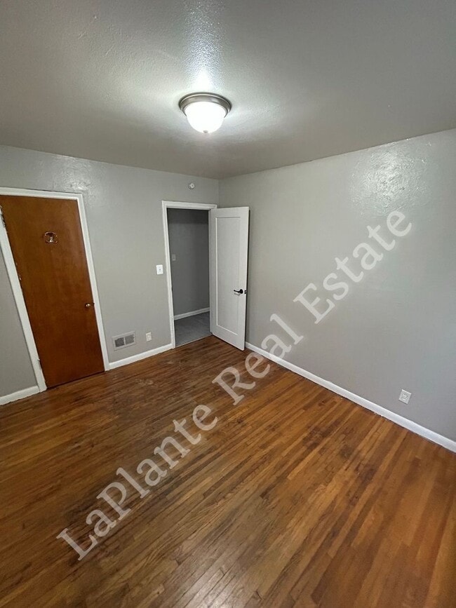 Building Photo - 1421 N Ravine Pkwy