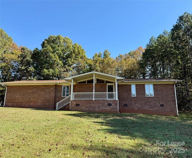 Primary Photo - 925 Perth Rd