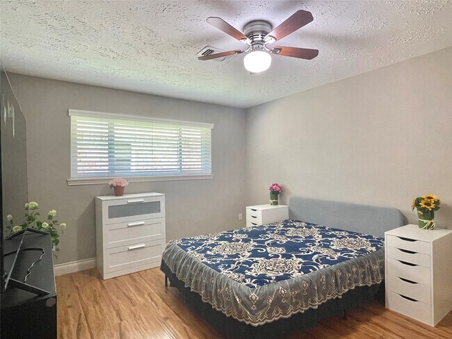 Building Photo - 3023 Sam Houston Dr