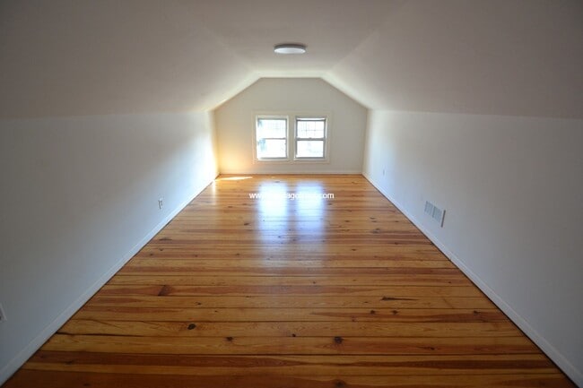 Building Photo - Beautifully updated home with proximity to parks and nightlife plus quick, easy access to the city