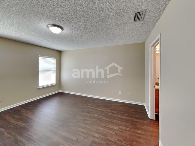 Building Photo - 1767 Saw Lake Dr