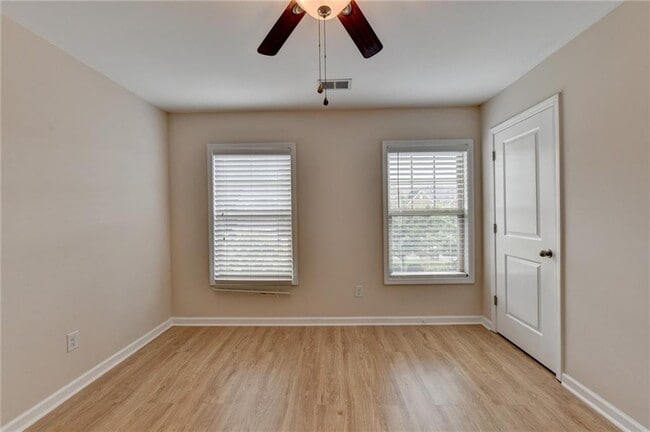 Building Photo - 2152 Greencrest Cir