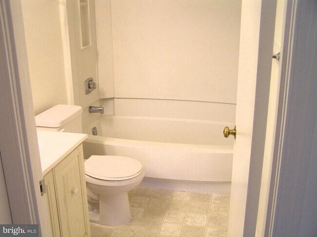 Building Photo - 5817 Cove Landing Rd