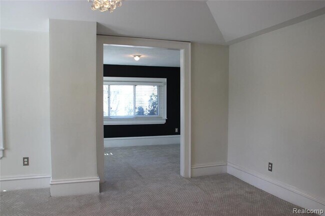 Building Photo - 115 E Lincoln St