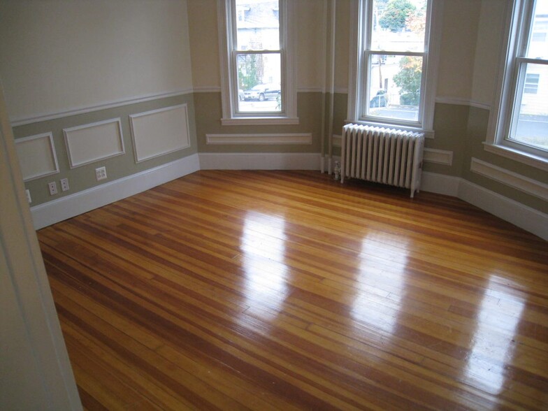 Primary Photo - 18 Bigelow St