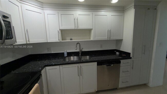 Building Photo - 400 Kings Point Dr