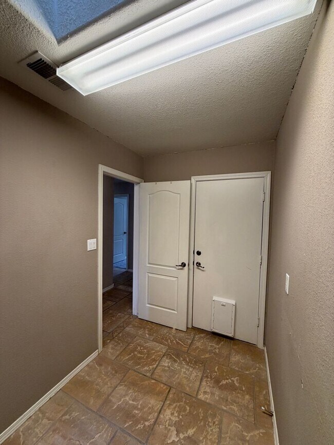 Building Photo - 3 Bedroom Single Story Home Available Near Dellyne Ave NW & Unser Blvd NW!