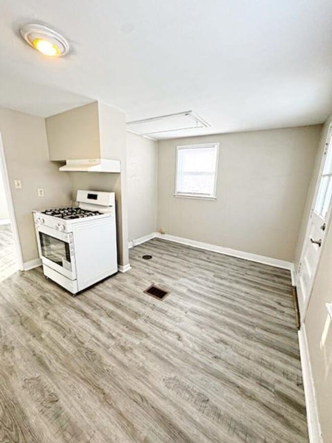 Building Photo - Remodeled, 2 bedroom South Bend IN home
