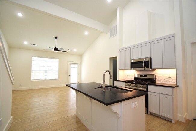 Building Photo - 674 Sun Meadows Loop