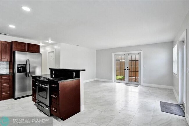 Building Photo - 802 SW 12th Ct