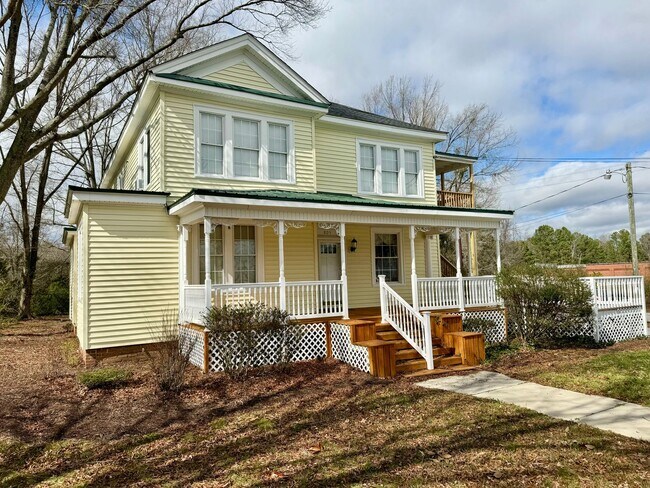 Building Photo - A Great Place to Call Home! Upstairs Apartment for Rent!!