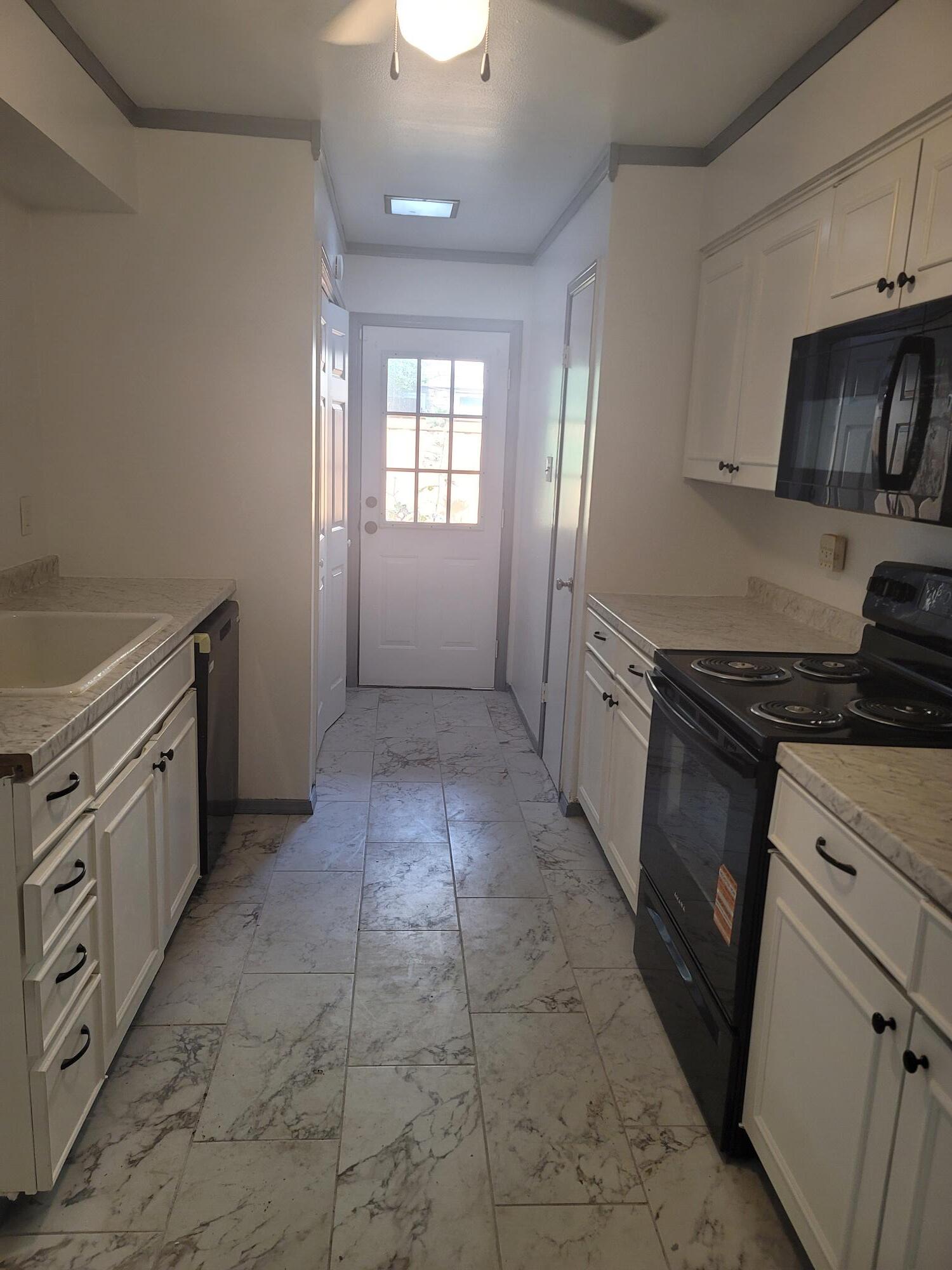 Kitchen - 7945 Habersham Ln