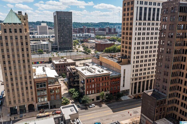 Building Photo - 2015 1st Ave N
