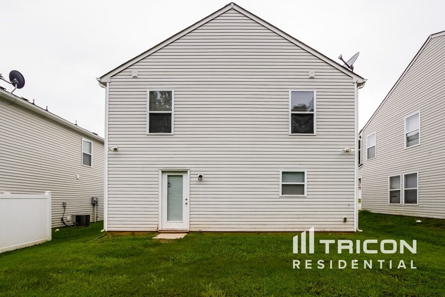Building Photo - 2624 Stream Bank Dr