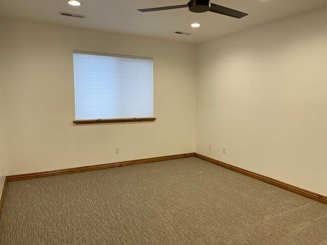 Building Photo - Gorgeous home in Orem