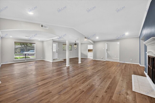 Building Photo - 3827 Clubway Ln