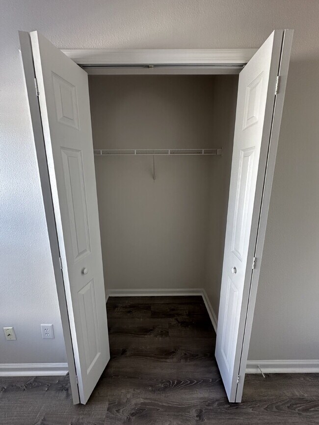 Building Photo - Beautiful Townhome