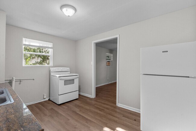 Building Photo - 2328 Boss St