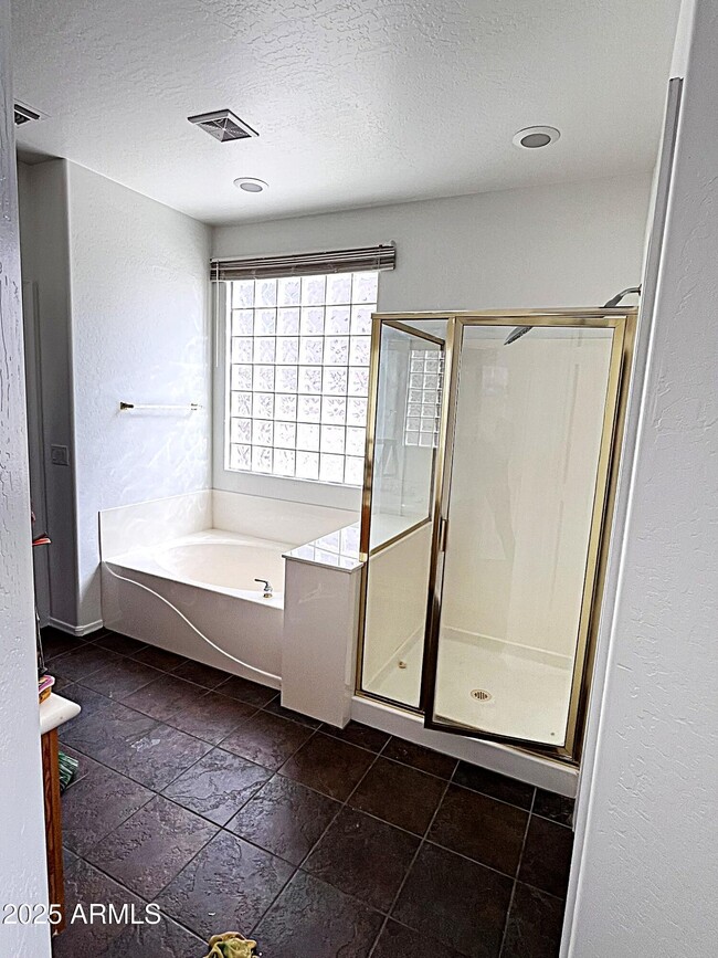 Building Photo - 2610 S Moccasin Trail