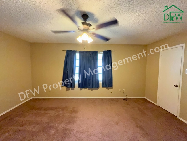 Building Photo - Charming 3-Bedroom Home with Fenced Backyard & Fireplace in Arlington!