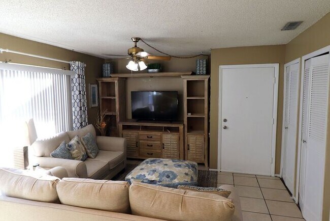 Building Photo - One bedroom apartment 7 or 12 months rental terms available/ Apartamento disponible amueblado o s...