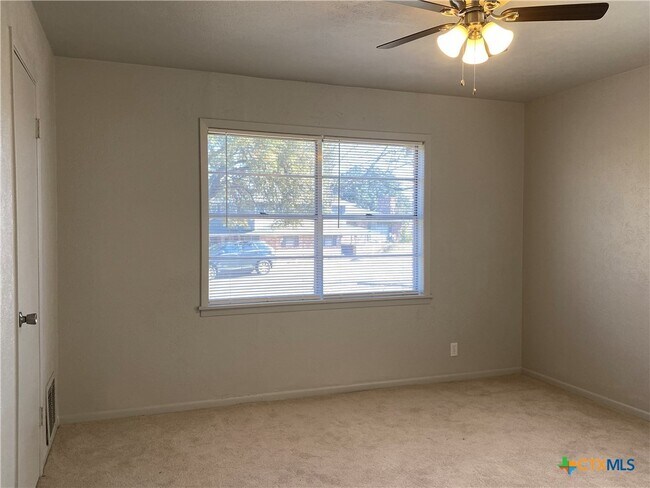 Building Photo - 706 Forest Dr
