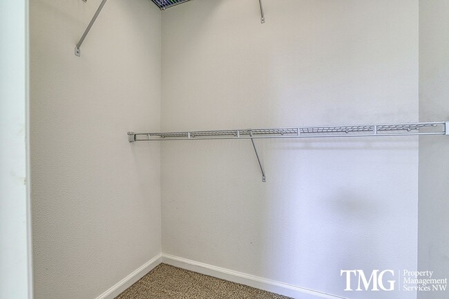 Building Photo - Lovely 3 Bed 2.5 Bath Home in Minnehaha Neighborhood!