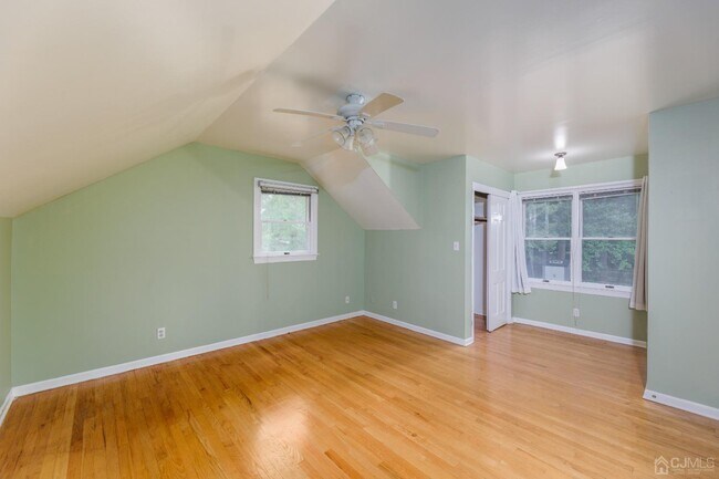 Building Photo - 526 Grove Ave