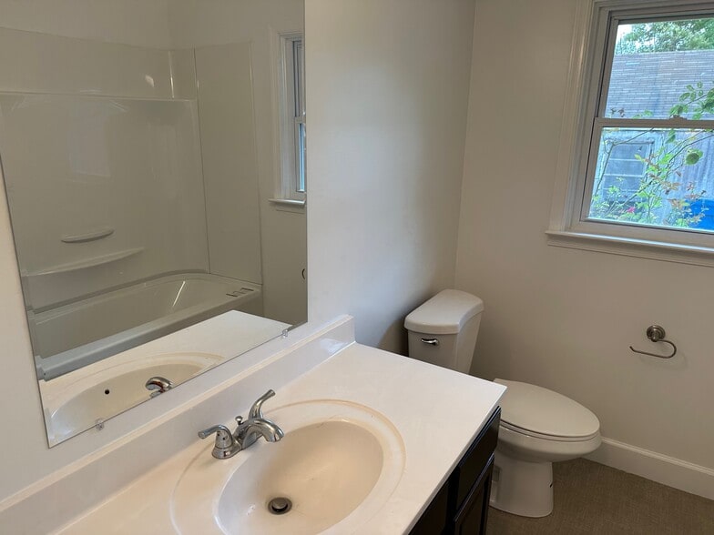 bathroom w/tub - 200 N Fir Ave
