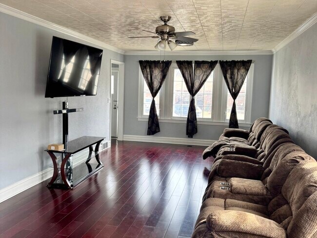 Building Photo - 216 Burton Ave