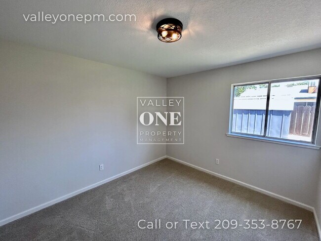 Building Photo - Commuter-Friendly 3 Bed, 2 Bath Home on Quiet Cul-De-Sac