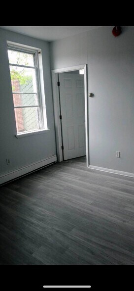 Primary Photo - 424 E Girard Ave