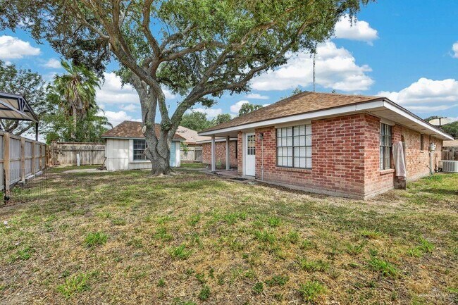 Building Photo - 17 Goldcrest Ave