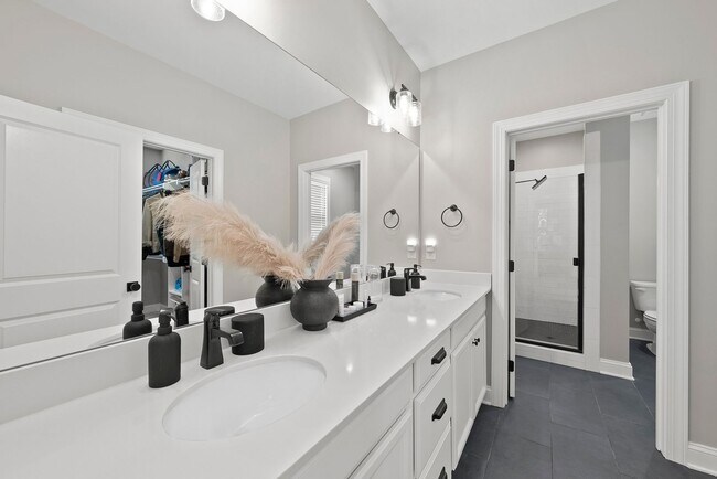 Building Photo - Charming Modern Farmhouse with 3 Bedrooms ...
