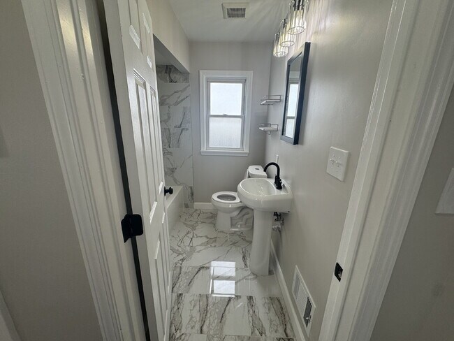 Building Photo - Spacious 3-Bed, 2-Bath Home in Berkley