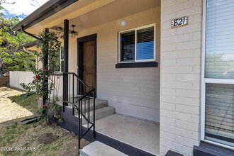 Building Photo - 821 Prescott Heights Dr