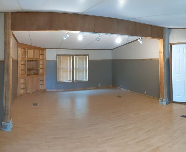 Building Photo - Great 3 Bedroom 2 Bath Home in quiet resid...