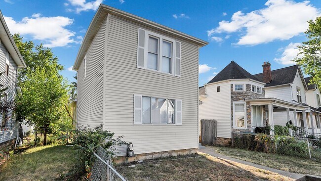 Building Photo - 130 Chicago Ave