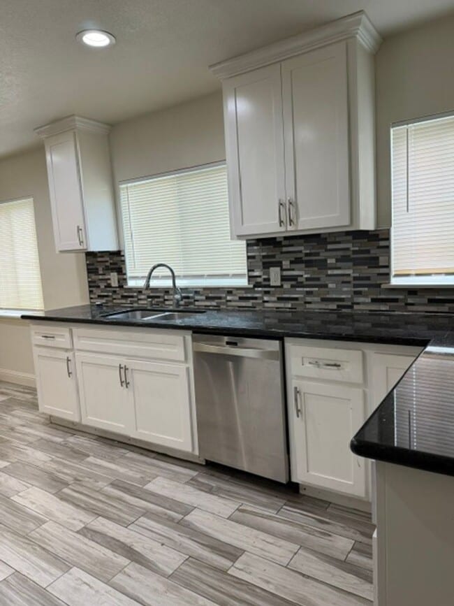 Building Photo - Desirable 3-bedroom 1 bath House