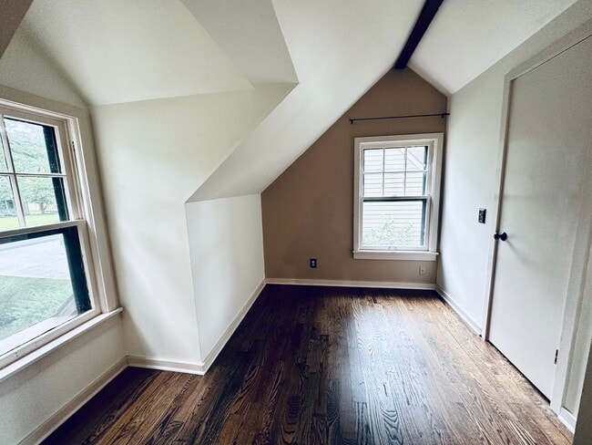 Building Photo - {8100} Picture Perfect Leawood Cottage + C...